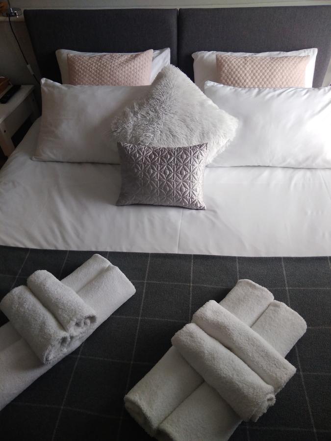 Sleep, Eat, Repeat Bed And Breakfast マックルズフィールド エクステリア 写真